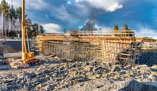 支撑基础摄影照片_特写新桥梁建筑工地的照片，其中包括木结构建筑，以进一步填充混凝土。