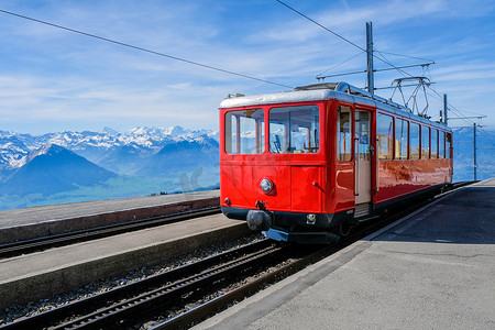 旅游列车摄影照片_瑞士瑞吉山著名电动红色旅游瑞士列车