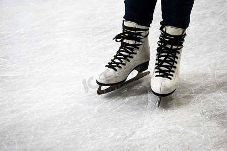 溜冰鞋的女性腿，溜冰场上的溜冰者