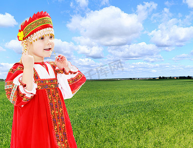 俄罗斯民族服装的女孩。