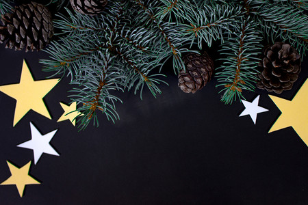 圣诞派礼摄影照片_黑色背景上的圣诞平底鞋。新年快乐概念。圣诞装饰品。