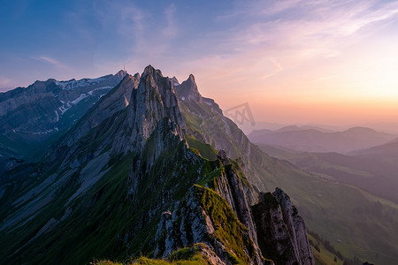 山中的日落，舍夫勒 Altenalptuerme 山脊瑞士阿尔卑斯山高山阿彭策尔内罗登瑞士，瑞士阿尔卑斯山雄伟舍夫勒峰的陡峭山脊