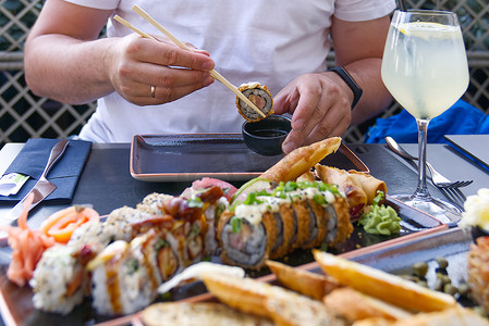 在寿司店用筷子吃寿司