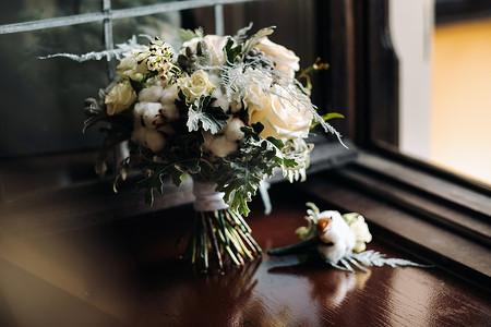 带玫瑰和胸花的婚礼花束。婚礼上的装饰