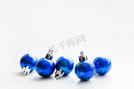 星空宇宙装饰摄影照片_圣诞节和新年背景与圣诞树的蓝色星空装饰球。