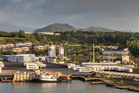 夏威夷考艾岛纳维利维利港的马特森集装箱堆场，