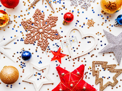 圣诞节和新年背景与装饰-闪亮的星星、球、雪花和五彩纸屑。