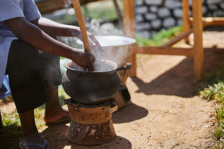 山区当地部落的非洲传统咖啡烘焙工艺