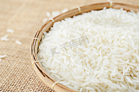 木编织篮中的生白米。