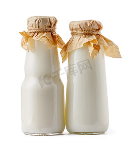 孤立在白色背景上的玻璃牛奶瓶