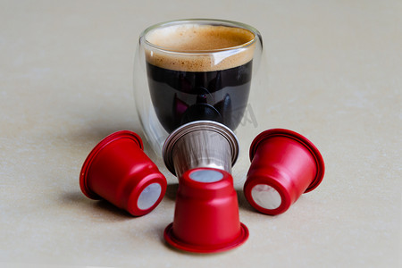 一杯咖啡和咖啡机的胶囊