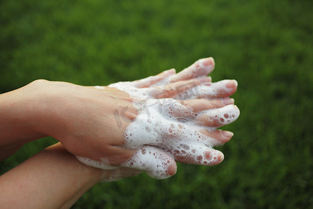 用肥皂男洗手以预防冠状病毒，卫生以阻止冠状病毒的传播。
