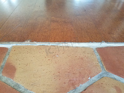 木地板和瓷砖地板之间的门槛有毛