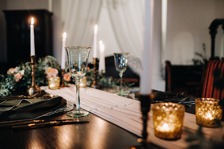 烛光摇曳摄影照片_婚礼餐桌装饰，城堡的桌子上放着鲜花，烛光晚餐的餐桌装饰。带蜡烛的晚餐