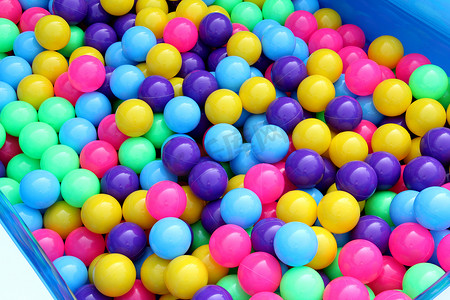 塑料泳池球派对色彩缤纷，供孩子们在水上公园玩球，彩色球塑料纹理抽象背景图案，儿童玩具球