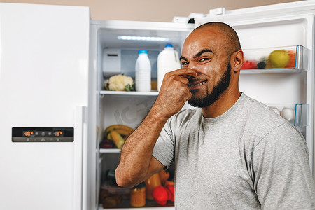 冰箱里有难闻的气味，非洲裔美国人闭上鼻子