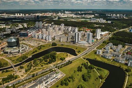 位于白俄罗斯共和国首都明斯克的国家图书馆和带公园的新社区的顶视图，一座公共建筑