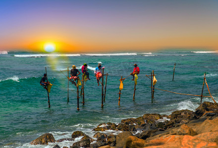 渔民摄影照片_斯里兰卡夕阳下的渔民