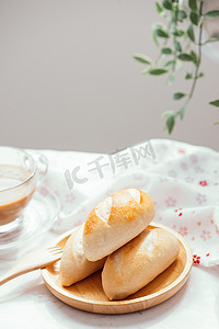 面包牛奶咖啡摄影照片_在桌上的早餐和牛奶咖啡