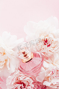 豪华香水瓶作为牡丹花、香水广告和美容品牌背景下的少女香水产品