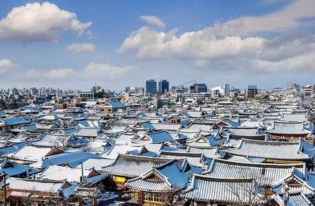 封面传统摄影照片_全州传统韩国村庄的屋顶被雪覆盖，Jeo