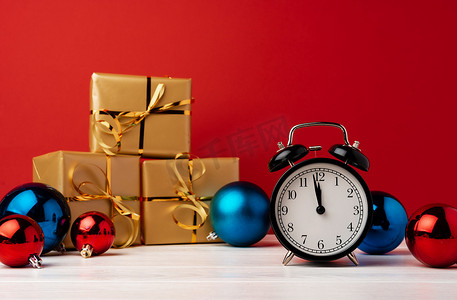 带闹钟的圣诞节和新年倒计时概念