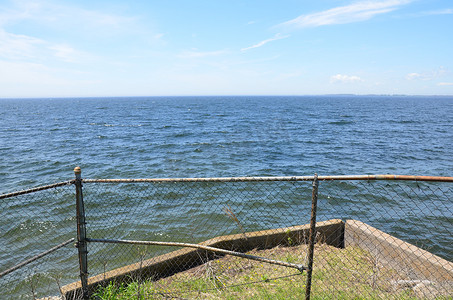 有海水和天空的金属链节围栏