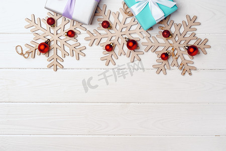 白色木板上的圣诞礼物和装饰品