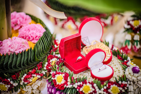 金色婚礼装饰摄影照片_泰国传统婚礼花盘上的嫁妆（金项链）