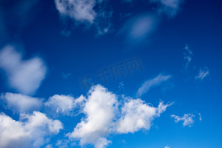深蓝的天空和蓬松的云彩
