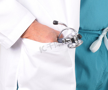 特写医生用听诊器把手放在口袋里