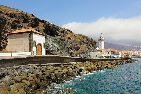 坎德拉里亚镇的美丽景色，背景是大教堂，特内里费岛，加那利群岛，西班牙