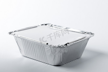 白色背景带外卖餐的铝箔食品盒