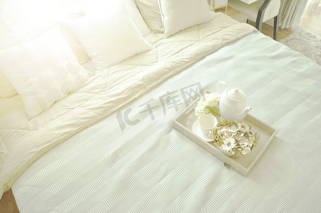 床女仆与干净的白色枕头和床单在豪华 ro
