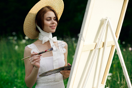 白裙艺术家画架绘画自然景观的女人