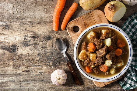 胡萝卜土豆摄影照片_爱尔兰炖牛肉配胡萝卜和土豆