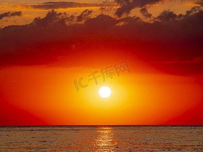 大太阳摄影照片_海上日出的大太阳