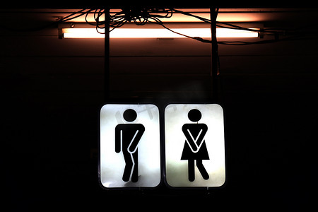 夜间浴室标志，夜间背景中的旧厕所标志男性和女性