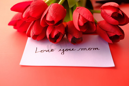 红色背景中带红色郁金香花的母亲节概念