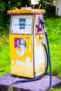 燃气泵摄影照片_废弃车库里生锈的旧燃气泵
