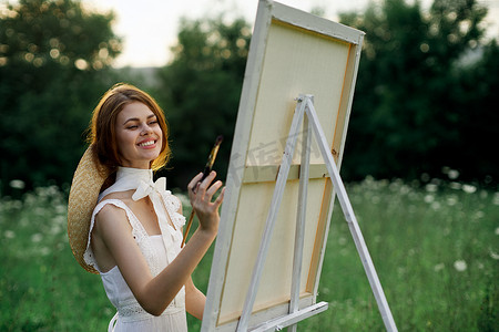穿白裙的女人在户外爱好创意上画画