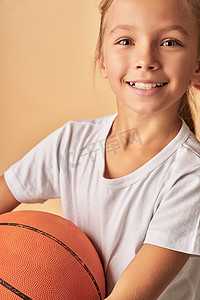 拿着篮球和微笑的可爱的女孩