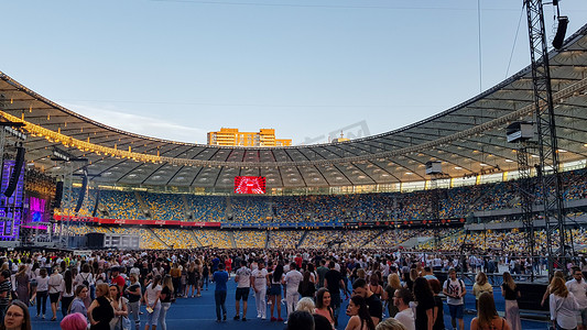 乌克兰，基辅 - 2019年6月1日：一大群观众在基辅奥林匹克体育场观看乌克兰流行舞蹈家和歌手德米特里·莫纳蒂克的音乐会。
