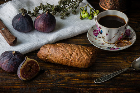 多种搭配摄影照片_清淡的咖啡休息时间，搭配多种谷物面包和一些成熟的无花果。
