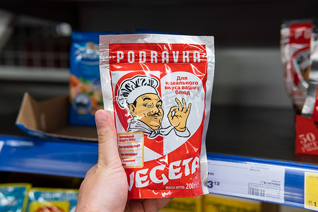 6月8日摄影照片_俄罗斯秋门 — 2021年6月8日：Vegeta是一种通用的菜肴调味料，其制造商是克罗地亚关注的Podravka