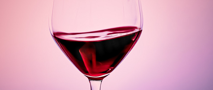 水晶杯中的优质红酒、酒精饮料和豪华开胃酒、酿酒和葡萄栽培产品