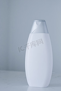 空白标签化妆品容器瓶作为灰色背景的产品模型