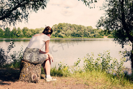 坐在河边的女人