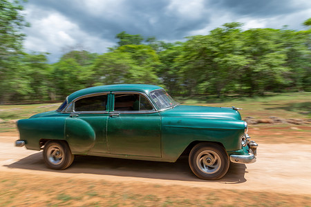 古巴哈瓦那 — 2017 年左右：在哈瓦那街道上摇晃一辆美国蓝色经典汽车，运送游客。