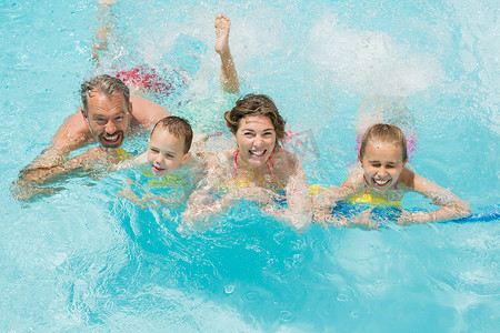 阳光开心摄影照片_快乐的父母和孩子在泳池里玩得开心